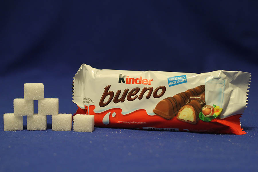 Kinder boring. Киндер Буэно. Батончик kinder bueno. Шоколадка Буэно. Конфеты Киндер Буэно.